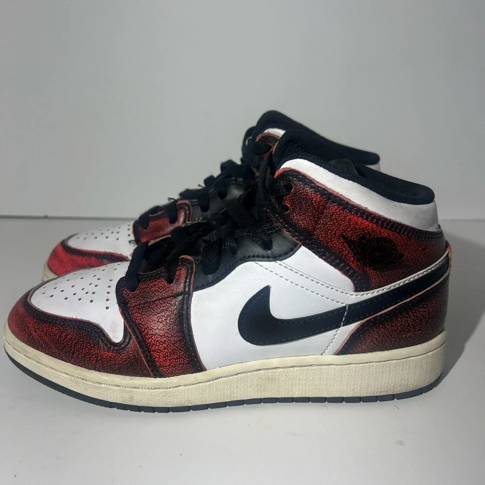Nike Air Jordan 1 Mid Chicago Wear Away Infrared Blk FB0568-006‎ Size 5Y